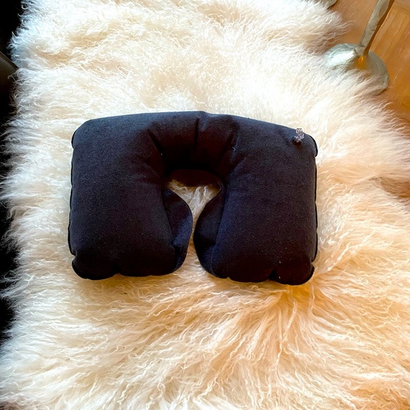 EUC like new Austin House deluxe Plush Travel Pillow for Adults!! - Picture 1 of 5